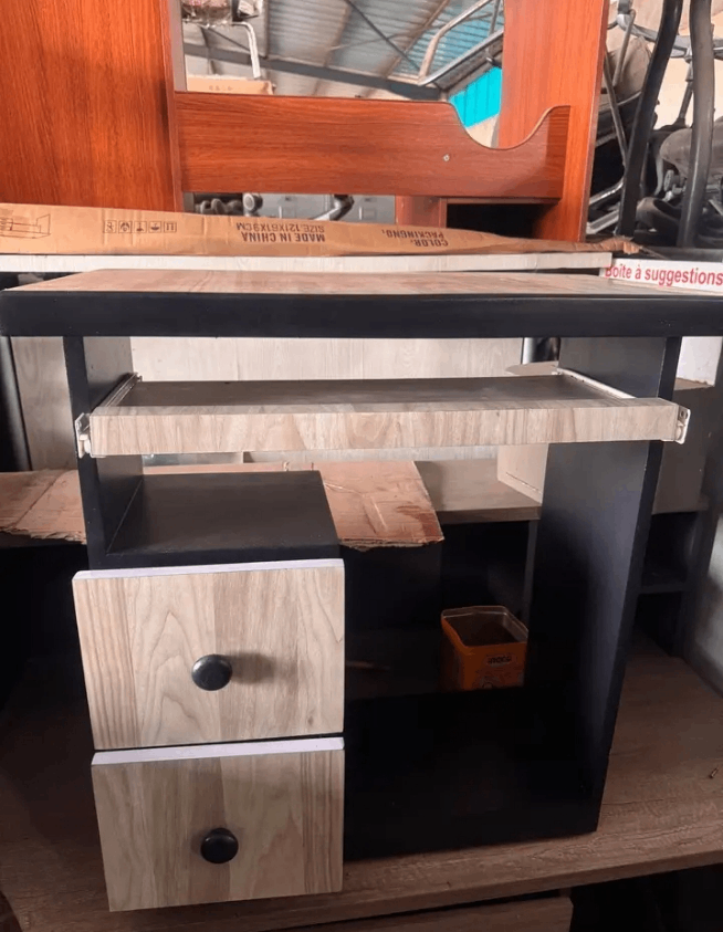 Bureau compact avec tiroirs