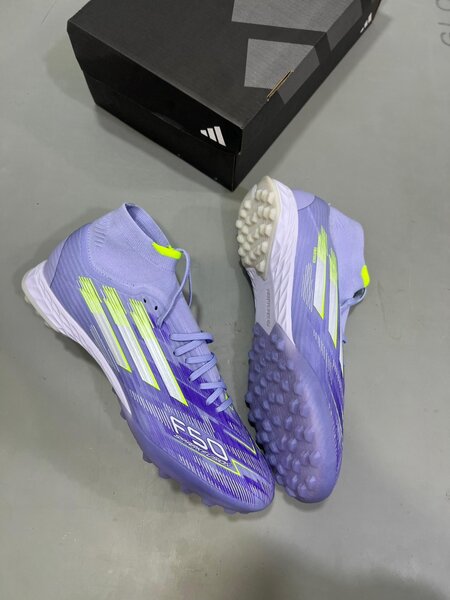 Chaussures de football futuristes