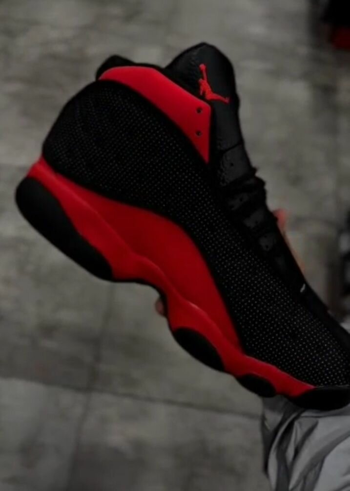 JORDAN 13 noir et rouge