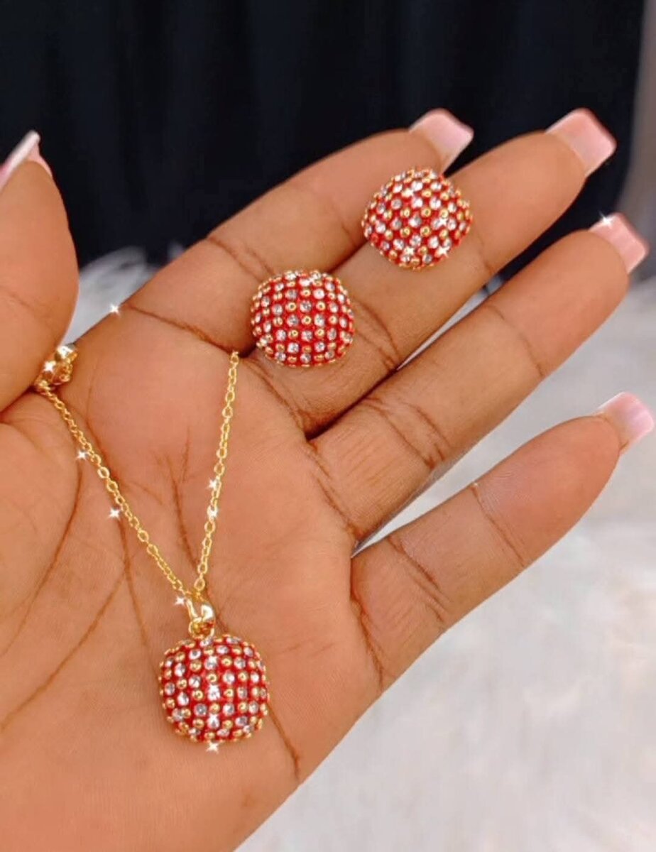 Collier et Boucles d'Oreilles Éclatants