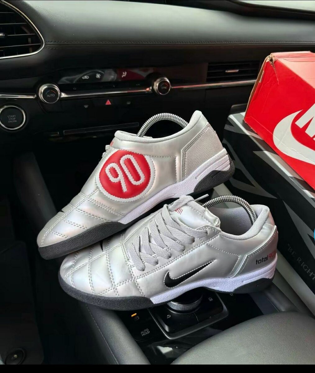 Chaussures sport argentées avec logo