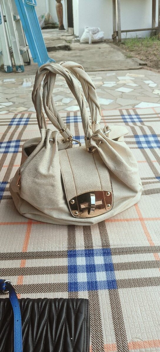 Sac à main beige élégant