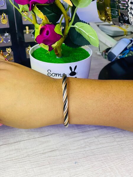 Fashionable women's bracelets