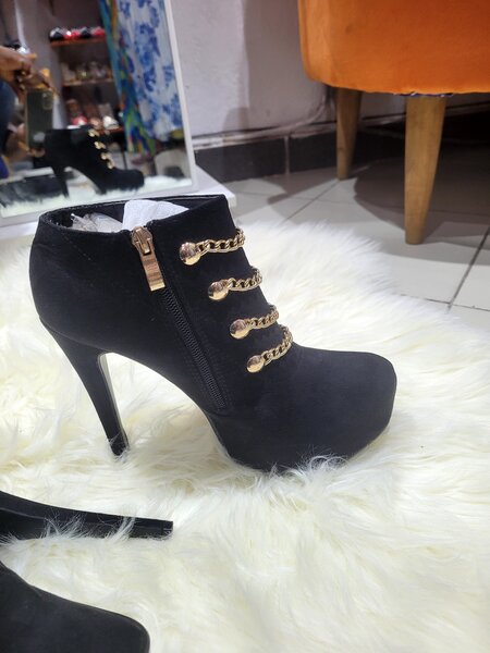 Bottines à talon chaînes dorées