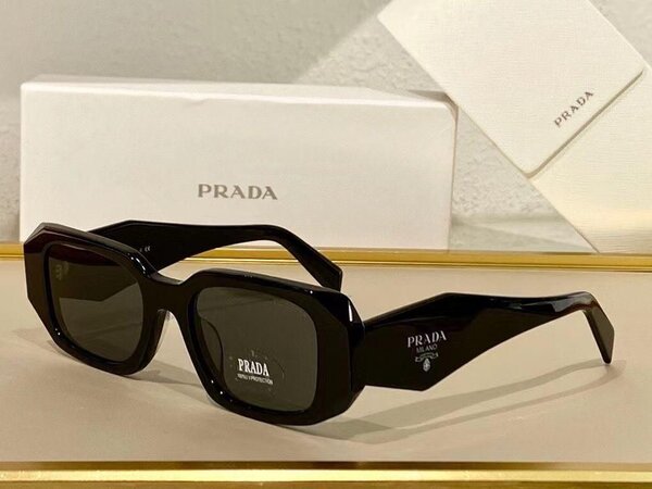Lunettes de soleil Prada élégantes