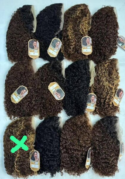 Perruques bouclées synthétiques