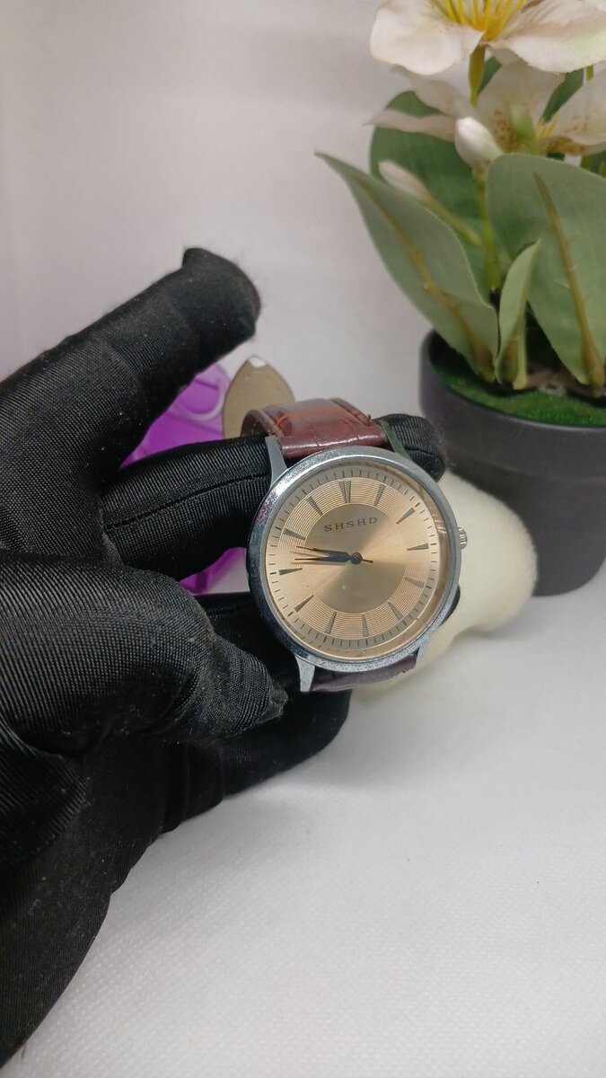 Leather strap wrist watch