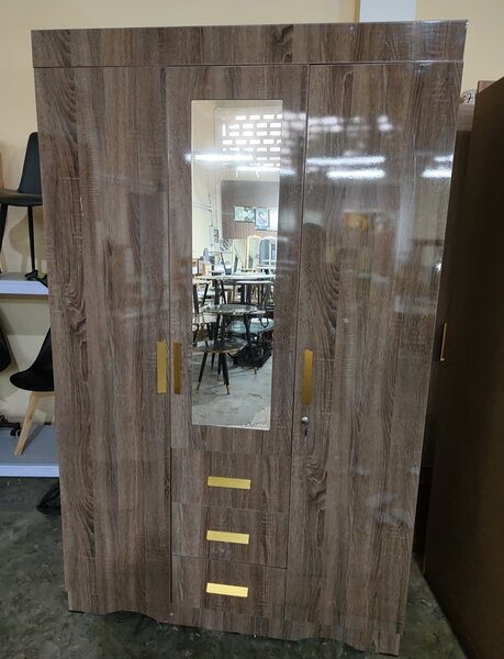Armoire en bois avec miroir