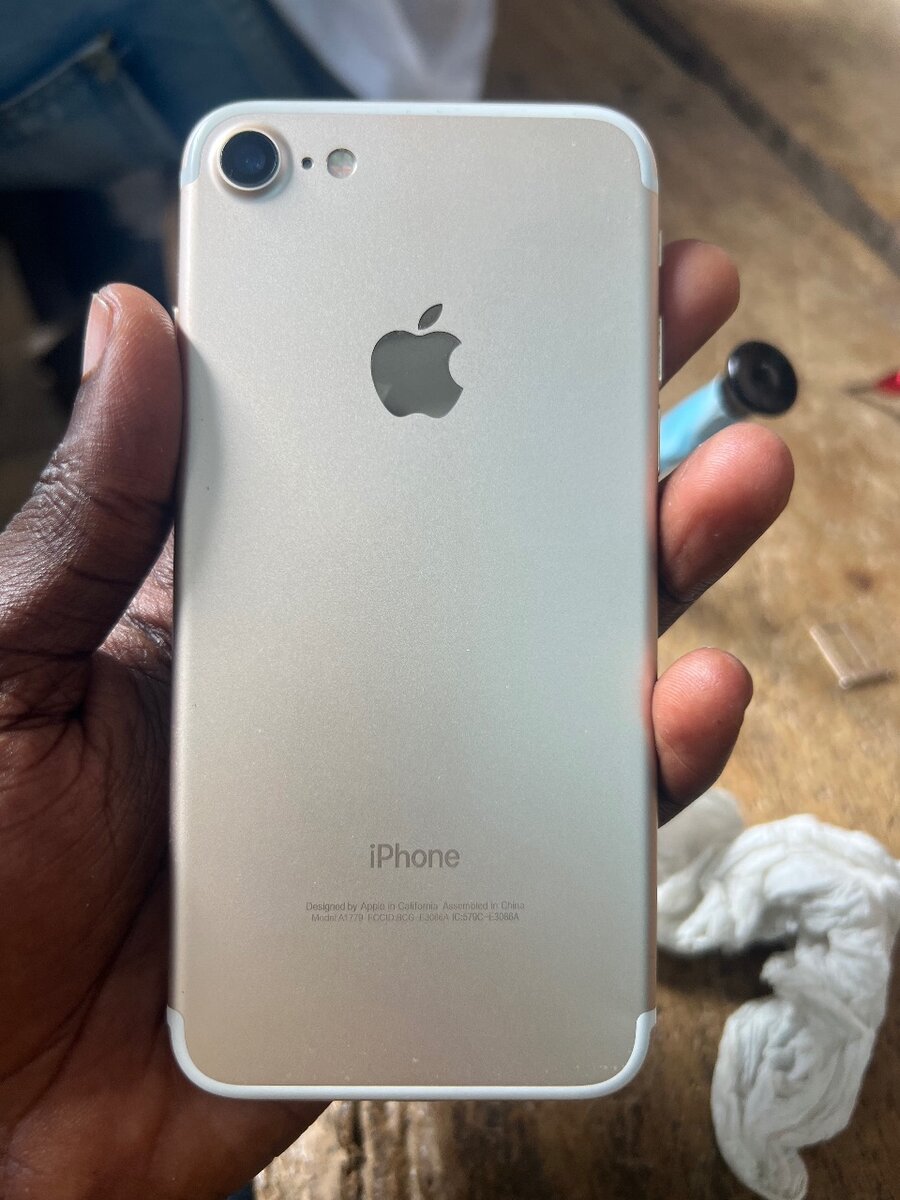 iPhone 7simple 128 giga  avec le carton