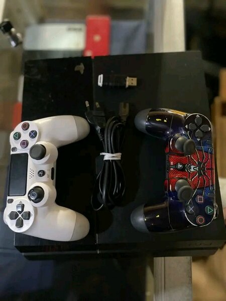 Console PS4 avec manettes