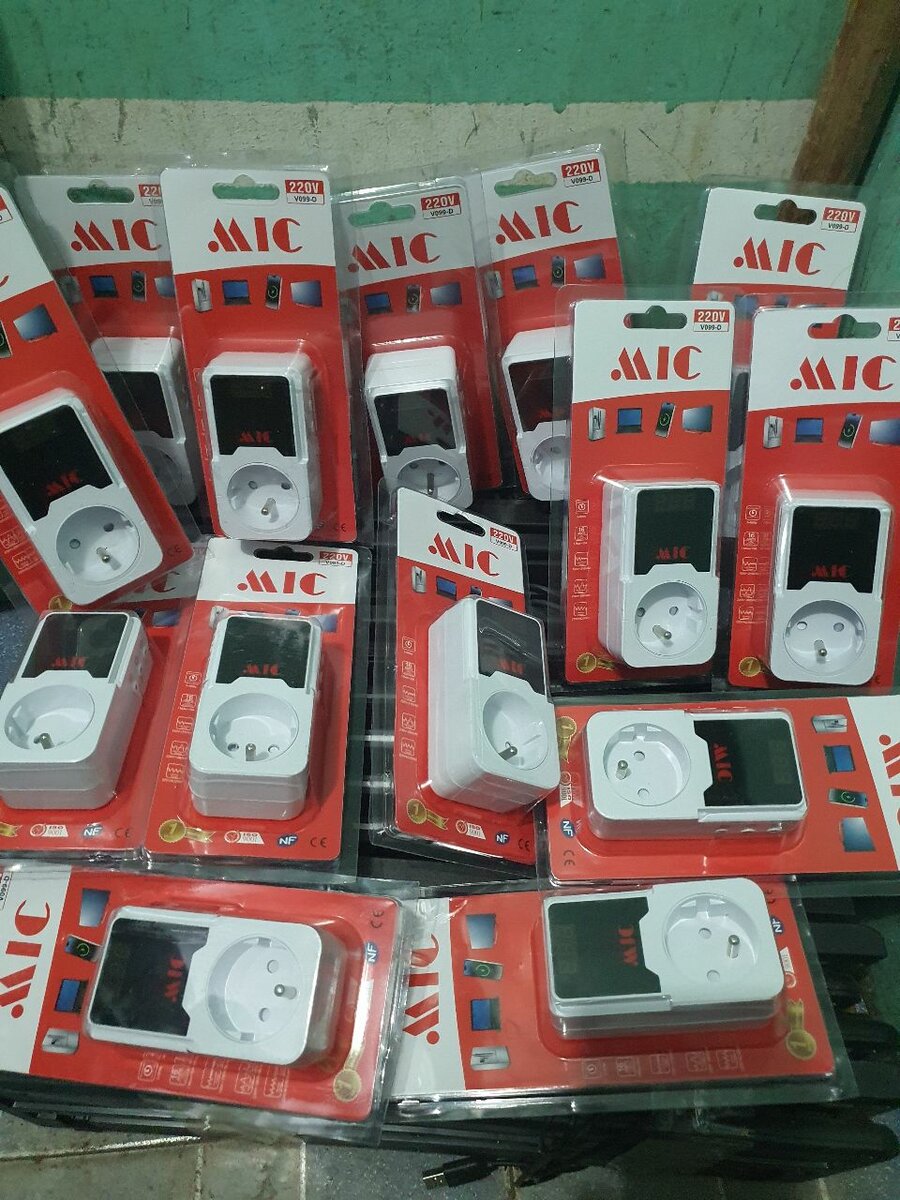 Prise intelligente avec affichage LED