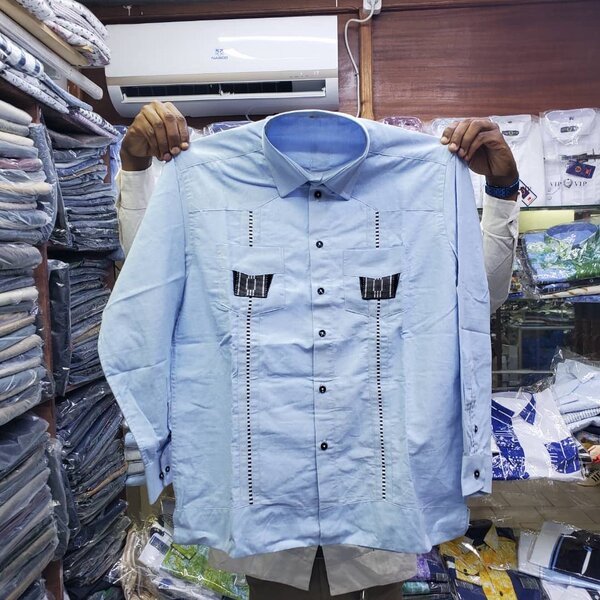 Chemise bleue élégante homme