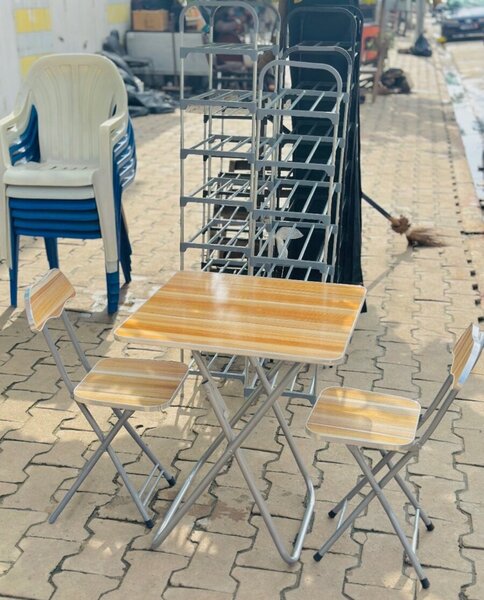 Table pliante avec chaises
