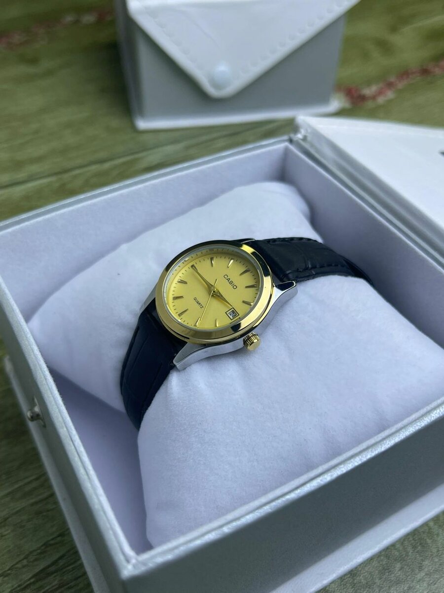 Montre élégante en cuir doré