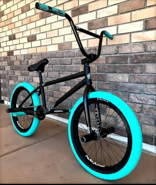 Vélo BMX avec pneus lumineux