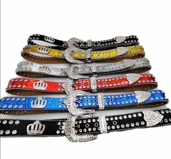 Ceinture en cuir cloutée tête de mort