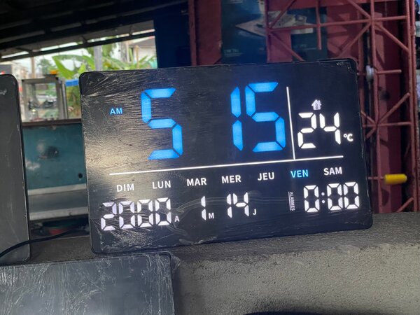 Horloge digitale LED murale