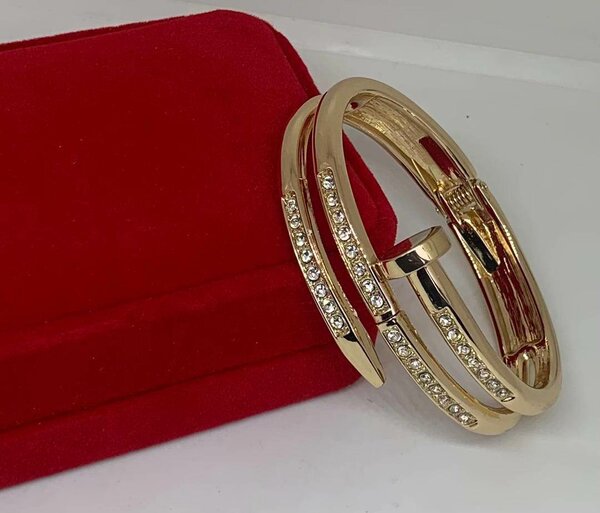 Gourmette femme avec un jolie coffret