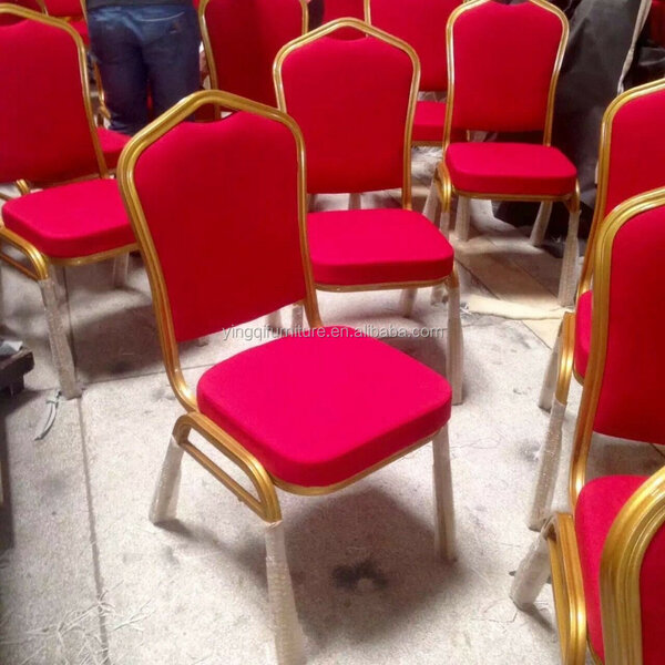 Chaises empilables rouges