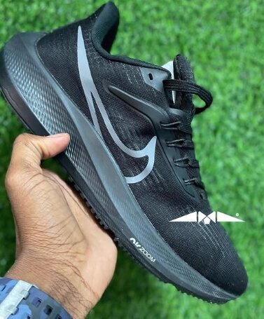 Nike sneakers black