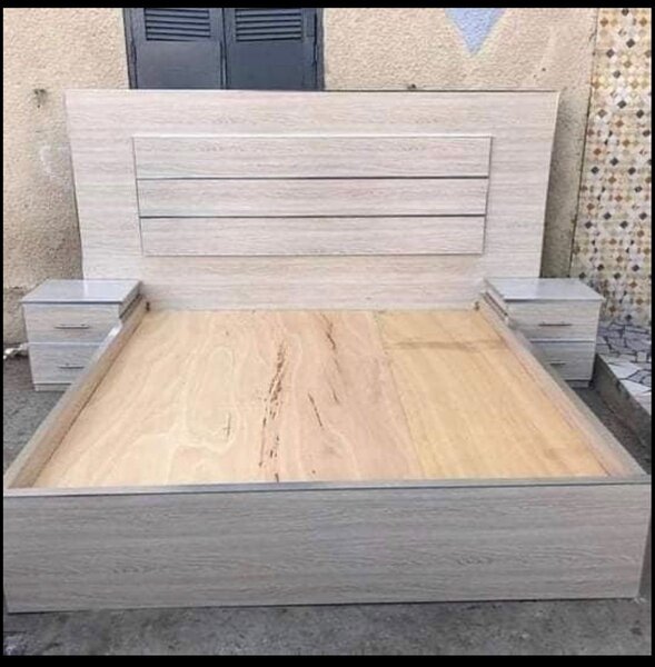 Lit double moderne en bois