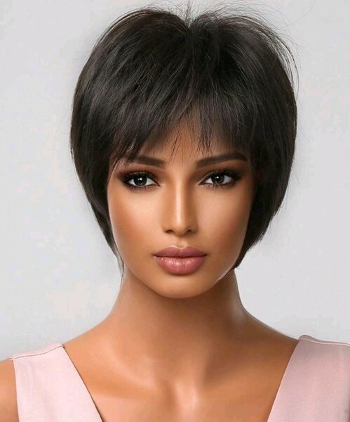 Perruque courte noire chic