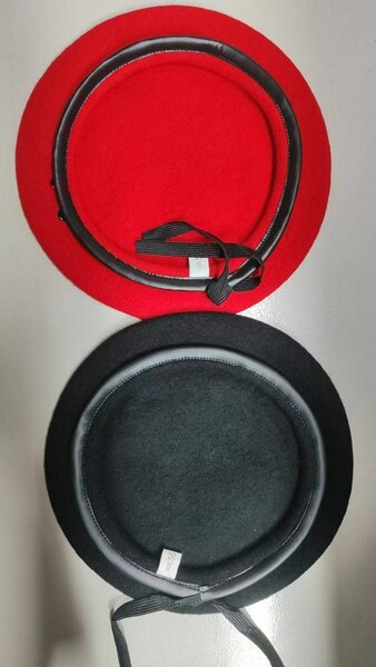 Béret militaire rouge et noir