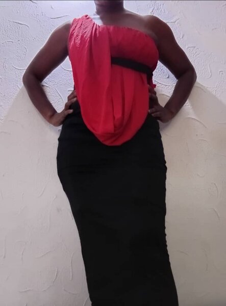 Robe asymétrique rouge et noire