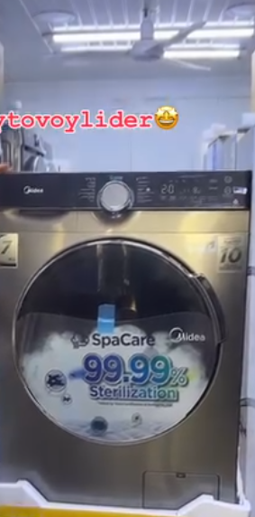 Стиральная машина серебристая