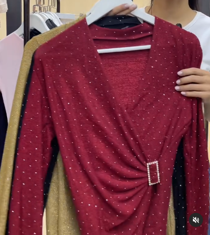 Женская кофта красного цвета