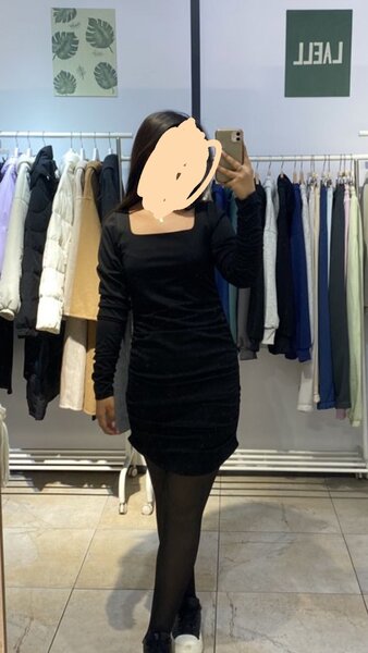 Красивое черное платье в обтяг