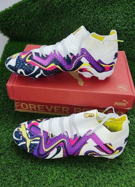 Paire de chaussure pour le foot et autre