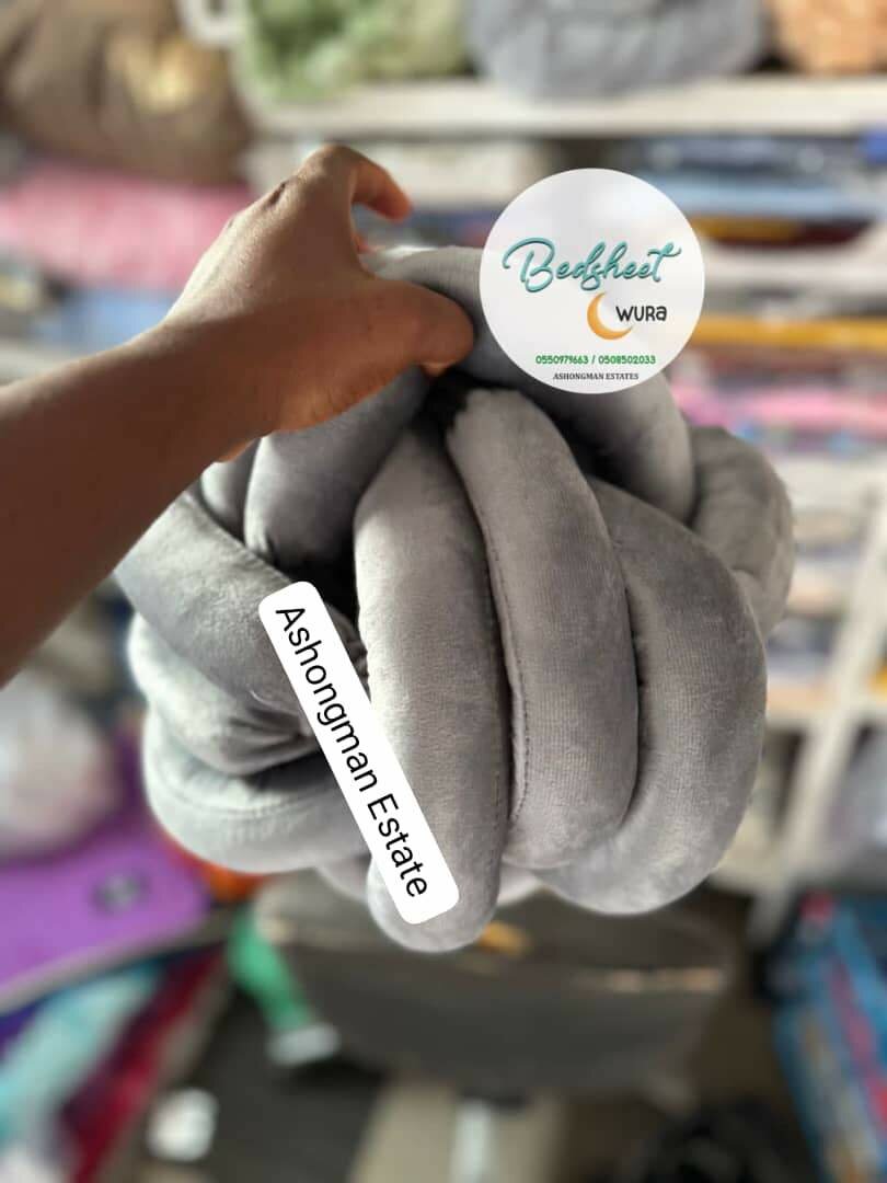 Knotted throwpillows