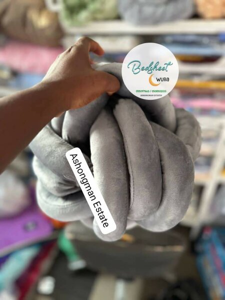 Knotted throwpillows