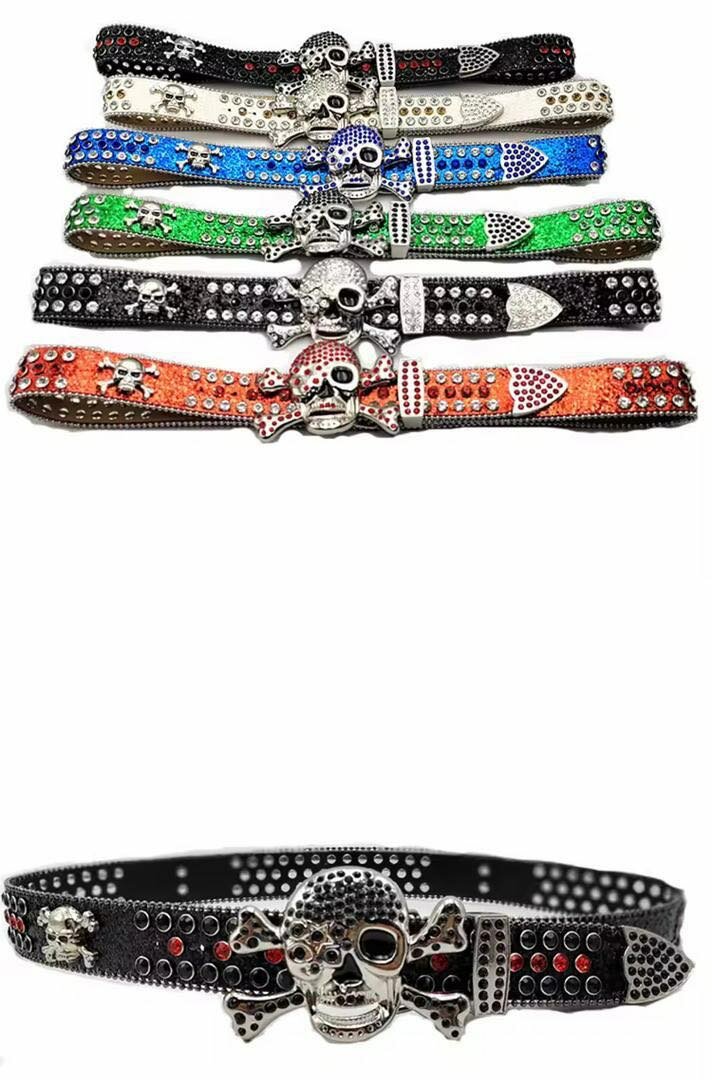 Ceinture en cuir cloutée tête de mort