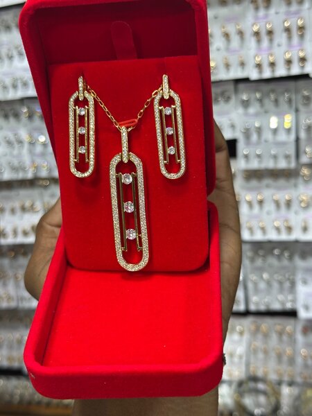 Ensemble bijoux dorés élégants