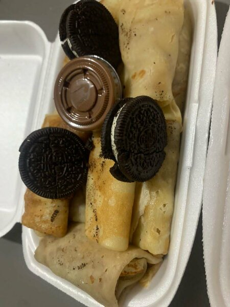 Crêpes sucrées avec biscuits Oreo
