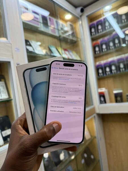 iPhone 15 128go CE quasi neuf avec son carton