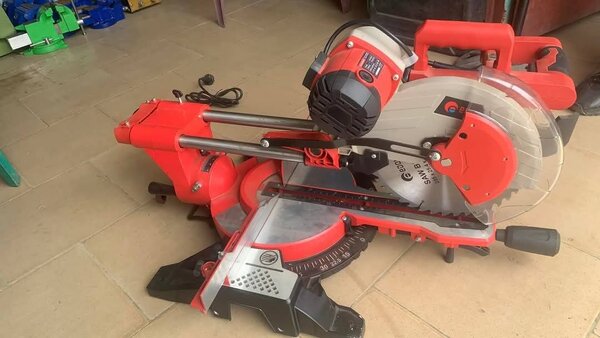 Scie circulaire électrique DCA