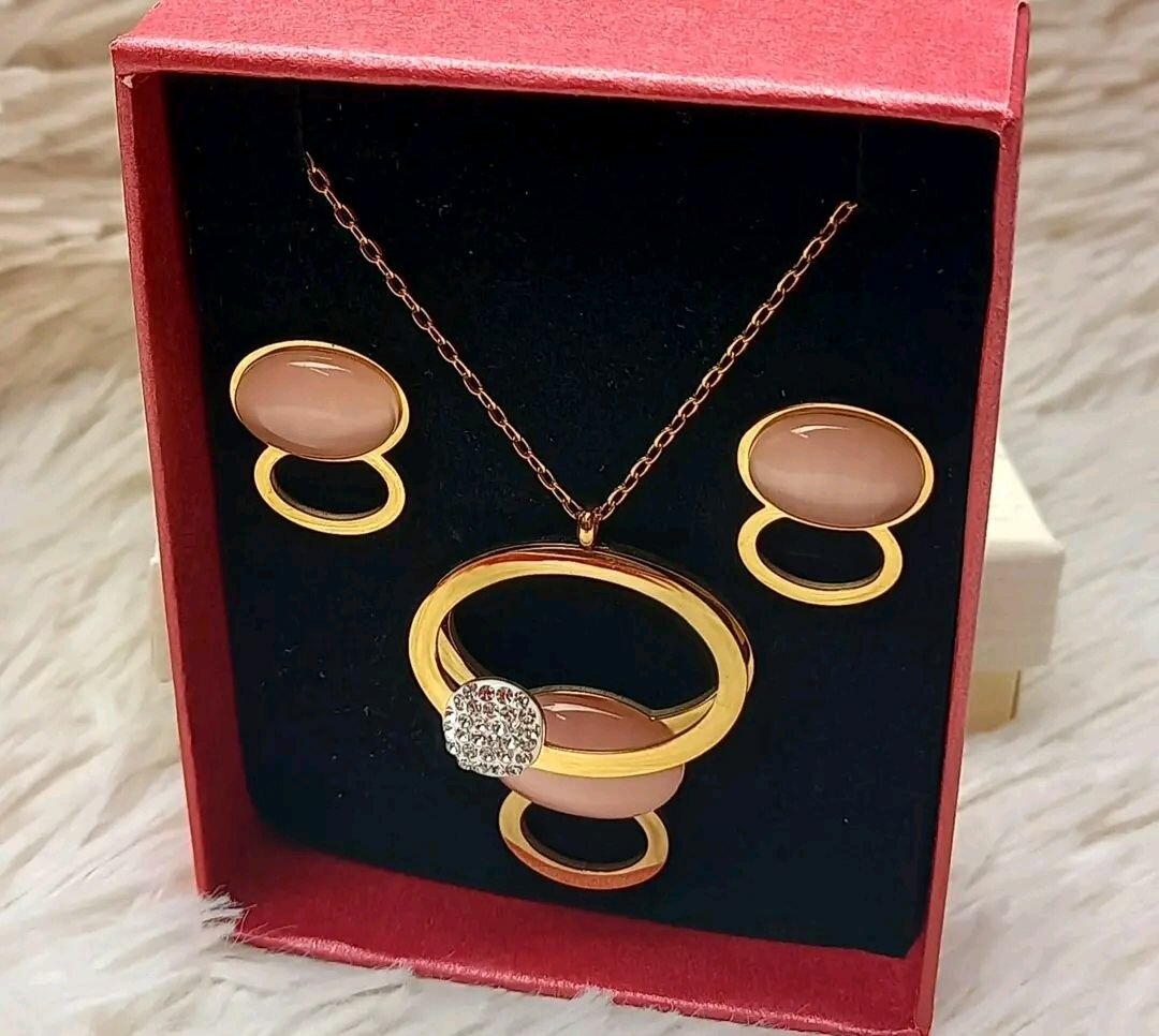 Parure élégante en or et noir