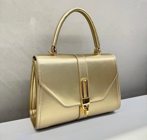 Sac à main doré élégant