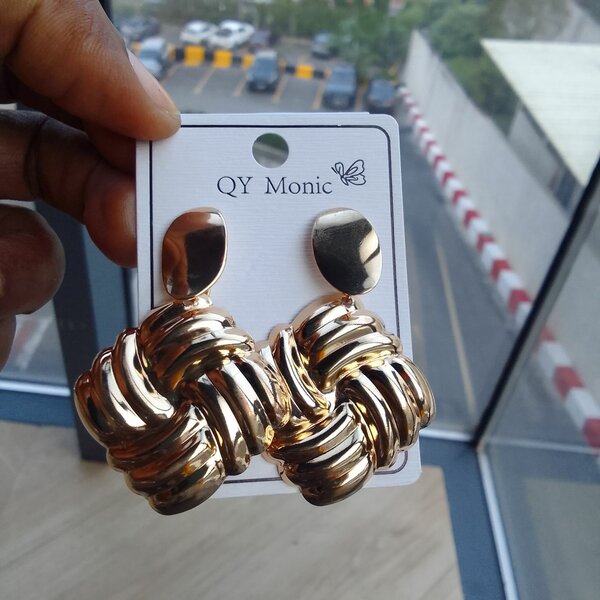 Boucles d'oreilles dorées modernes