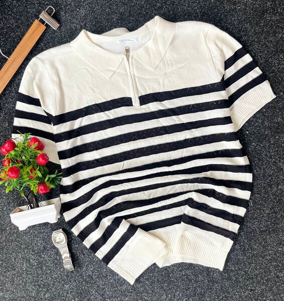 Polo léger en tricot rayé