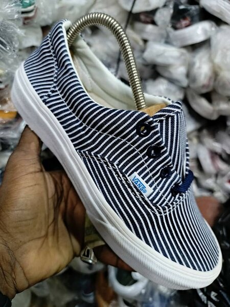 Baskets à rayures noires et blanches et semelles blanches