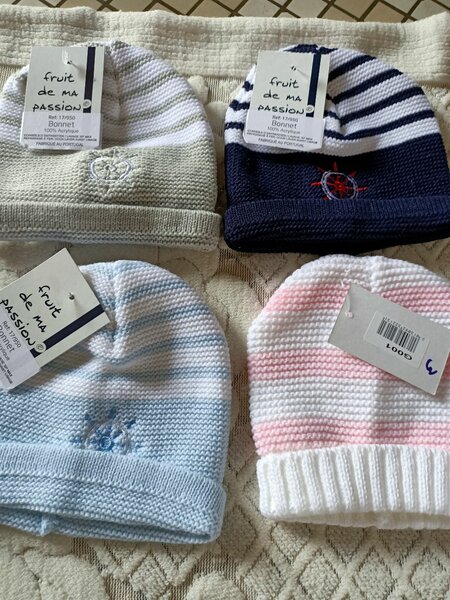 Bonnets rayés pour bébés