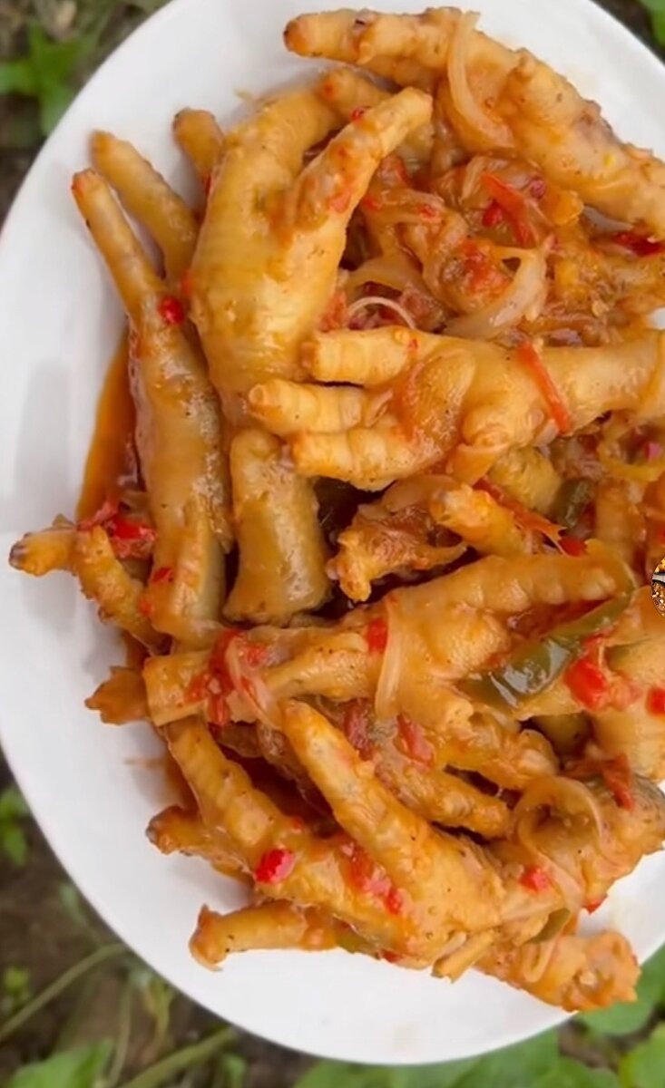 Patte de poulet à oignon sauté