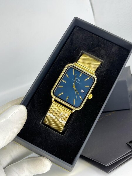 Montre dorée élégante DW