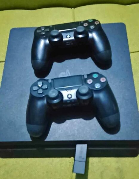 Console de jeu avec manettes