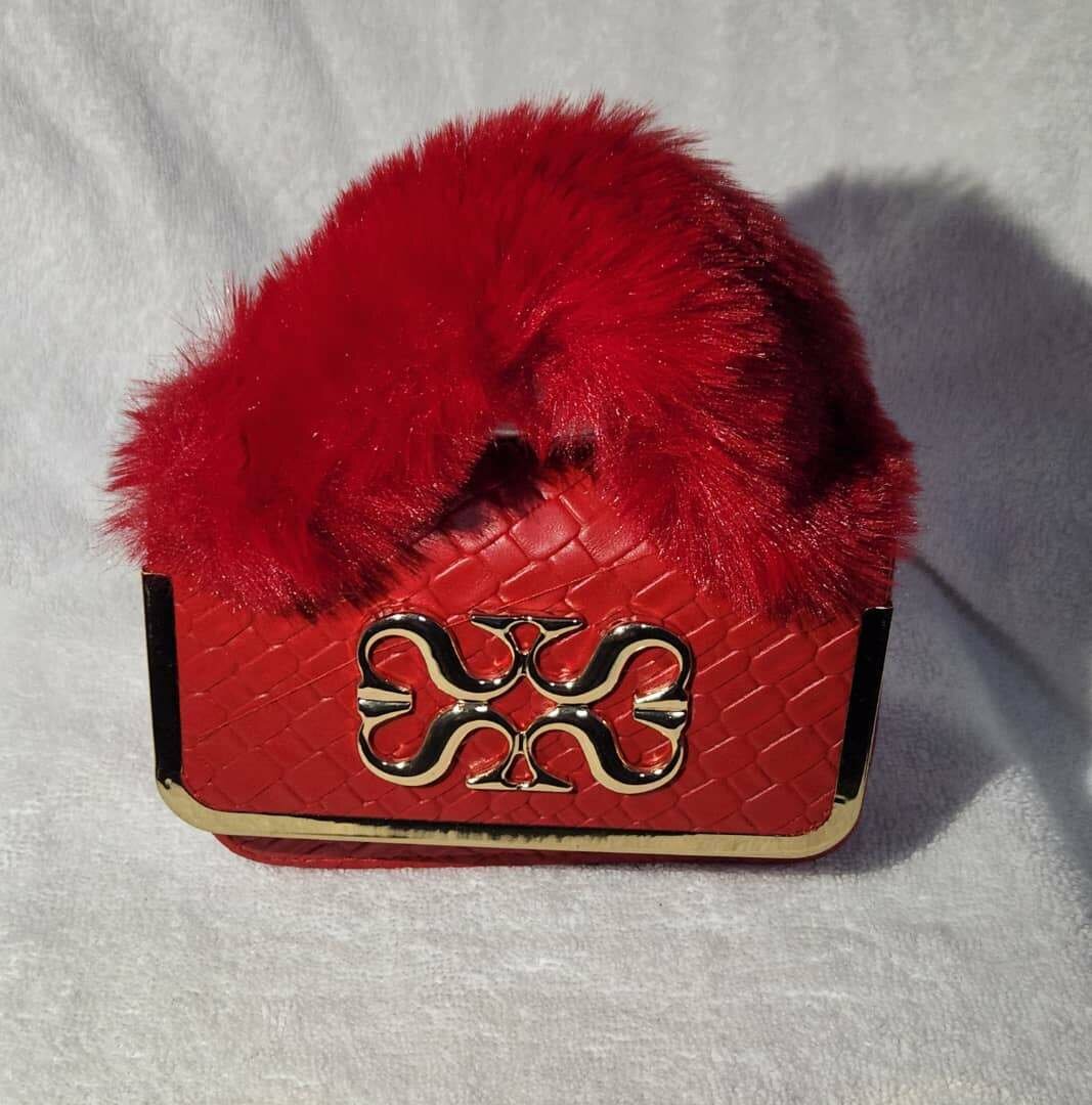 Sac à main élégant en fausse fourrure