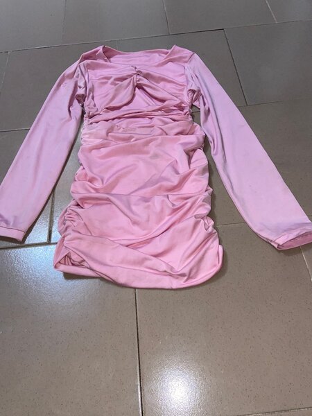 Robe moulante rose drapée élégante
